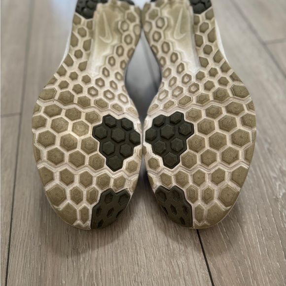 Men’s Nike size 9.5. Grey - Picture 4 of 4